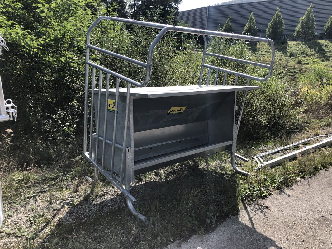 Kraftfutterautomat mit Kälberschlupf inkl. Umzäunung